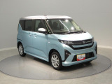 【洗練された表情】明るい色合いで毎日の移動を華やかに。視界も広く運転がしやすいので、遠出のドライブもリラックスして過ごせます。