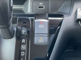 【電動パーキングブレーキ】ブレーキペダルを踏み込み、スイッチを引き上げると作動、押し下げると解除されます。