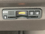 ハンドルの右下にETCがついています。高速道路の料金所の通過も楽々です!。 カードの取り出しもしやすい場所についています。