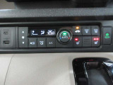 AUTOエアコンでいつでも快適な温度に!さらに運転席と助手席にはシートヒーターも付いています。