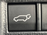 【パワーバックドア】スマートキーや運転席のボタンを押すだけでリアゲートが自動で開閉します!荷物を持っている時や、高い位置にあるバックドアを閉める際に便利な機能です♪