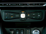 快適オートエアコン付♪設定温度をキープし車内を快適な温度に保ちます♪