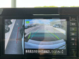 画像の左側は運転席から見ることのできないフロント左側を映している画像です、狭い道や幅寄せ時に便利です。