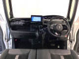 【前方視界】開放的な前方視界!運転がしやすく疲れにくいです♪窓が大きく、見通しがとっても良いおクルマですよ♪