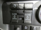 電動スライドドアのスイッチで車内からもスライドドアの開閉ができます。イージークローザー機能で半ドアになることも防止してくれます。