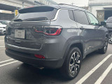 【ホイールアーチ】台形ホイールアーチはJeep伝統のデザインです。採用している理由は諸説ありますが、オフロードを走行する際にタイヤとボディが干渉しあわないよう配慮した作りにするためとなります。