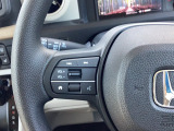 オーディオコントロールスイッチがハンドルに装備されているのでハンドルから手を離さずに運転が可能です。