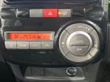 【オートエアコン】一度お好みの温度に設定すれば、車内の温度を検知し風量や温度を自動で調整。暑い&hellip;寒い&hellip;と何度もスイッチ操作をする必要はありません。快適な車内空間には必須の機能ですね♪