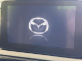 【マツダコネクト】車内の雰囲気にマッチした一体型タイプのディスプレイ。各種車輌設定やBluetooth再生等、様々な機能が楽しめます。専用SDカードのご購入で、ナビ機能も使用出来ます。