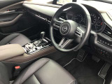 マツダは運転手中心の車つくりを行っております。上部に視認ゾーン、手が届く位置に操作ゾーンを配置し、運転に集中できるコックピットを演出しております☆