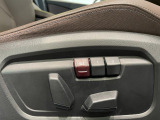 【メモリー機能付きパワーシート】運転手が代わってもボタン一つで設定ポジションに。常にご自身のドライブ設定が整います。