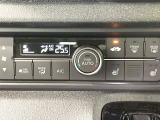 【オートエアコン】一度お好みの温度に設定すれば、車内の温度を検知し風量や温度を自動で調整。暑い&hellip;寒い&hellip;と何度もスイッチ操作をする必要はありません。快適な車内空間には必須の機能ですね♪