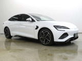 AWDは0-100km/h加速3.8秒を誇る、力強い走行性能を備えた高性能モデルです。