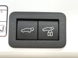 【パワーバックドア】スマートキーや運転席のボタンを押すだけでリアゲートが自動で開閉します!荷物を持っている時や、高い位置にあるバックドアを閉める際に便利な機能です♪