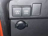 充電用USB端子付き。スマートフォンなどの充電に便利です。