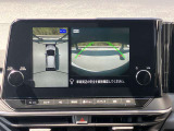 アラウンドビューモニターは4方のカメラで真上から車を見たようにモニターで確認ができる日産の自慢の装備です。前後センサーにより移動物検知、障害物検知をして画面に表示。是非実際の車で体感してみてください。