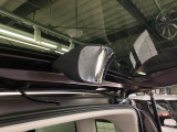 【後方視角支援ミラー】車両の後方付近を視覚的に確認するミラーです。広角ミラーとして設計されており、死角になりやすい後方付近の確認に役立ちます。