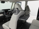 【バックモニター】駐車時に後方がリアルタイム映像で確認できます。大型商業施設や立体駐車場での駐車時や、夜間のバック時に大活躍!運転スキルに関わらず、今や必須となった装備のひとつです!