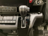 CVT車のセレクトレバーです。低速から高速まで、変速ショックのないスムーズな走りを実現するとともに、エンジン効率のよい領域を維持することで燃費にも貢献します。
