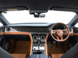 前車追従機能、レーンキープアシスト、ヘッドアップディスプレイも備わり、多数のオプションを備えております。