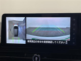 【アラウンドビューモニター】まるでクルマを真上から見下ろしたかのような視点で駐車をサポートします!クルマの斜め後ろや真横など、前後左右の4つのカメラの映像が合成されて、モニターに映し出されます。