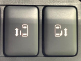 【両側パワースライドドア】スマートキーや運転席のスイッチで後席両側スライドドアの開閉が可能♪電動だから力を入れてドアを開ける必要が無く、小さなお子様でも簡単に開け閉めでき快適です♪