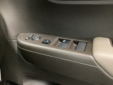 【パワーウィンドウスイッチ】ワンタッチで、パワーウインドウやドアミラーを操作できます。