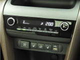 オートエアコンを装備しておりますので、四季を通じて車内を快適な温度に保つことが出来ます!高級感が有りますね!