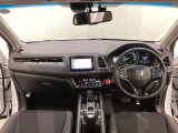 車内は光触媒抗菌消臭施工済です。スタイリッシュなデザインでスポーティなインパネ周りを演出します。グローブボックスやカップホルダーのほかにトレーなどたくさんの収納スペースが付いています。