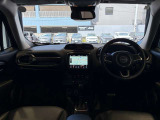 ステアリングを握ればJeepワールドが広がります。