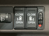 【両側パワースライドドア】両側がパワースライドドアになっており、運転席のスイッチやスマートキーでも開閉が可能です!開口部も広いので乗り降りも楽々♪