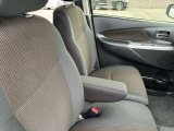 アームレスト付きのフロントベンチシート。車外に出ずに運転席から助手席への移動ができます