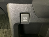 アクセサリーソケットはUSBのアダプターなどをつければ、スマホの充電にも使えます。周辺には物が置けるボックスがついています。