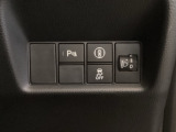 ハンドルの右側にはヘットライトリベライザーとHondaセンシング用のメインスイッチがついています。ヘッドライトリベライザーは道路状況や積荷の加重に応じてライトの高さを調節できます。