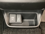 アクセサリーソケットはUSBのアダプターなどをつければ、スマホの充電にも使えます。横にはナビゲーション用の外部入力可能なUSB端子がついており、周辺には物が置けるボックスがついています。