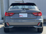 Audiのテールライトは、スタイリッシュで洗練されたデザインが特徴で、多くのモデルでLEDテールライトを採用しております。また、テールライトには動的ウィンカー機能が搭載されているモデルもあります