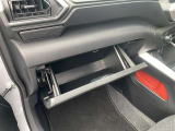助手席側には広々としたダッシュボードを完備しております。