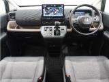 ◆視界広々で非常に運転しやすくロングドライブでも疲れを感じさせないすっきりとまとまったインパネ周りです。