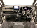 車内は光触媒抗菌消臭施工済です。インパネ周りはスタイリッシュなデザインで機能や装備も充実しています。グローブボックスやカップホルダーのほかにトレーなどたくさんの収納スペースが付いています。