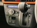 中古車選びで意外と見落としがちなポイントが、シフトレバー周辺の状態です。今回掲載している画像では、操作部分の使用感をはじめ、パネルの傷や擦れ、ボタン類の動作跡など、確認していただけます。