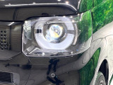 【LEDヘッドライト】悪天候や夜間走行時も良好な視界を確保し安心して運転できる高輝度LEDヘッドライトを装備!点灯速度が早く、消費電力も抑えられています。