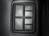 VSC(車両挙動安定化制御システム)とは、従来の車輪のロックを防ぐABS、車輪の空転を抑制するTCSに加え、クルマの横滑り、曲がるを制御し、走る・曲がる・止まるの全領域で安定性を確保するシステムです。
