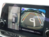 【アラウンドビューモニター&バックモニター】クルマを真上から見下ろしているかのような映像が表示され、周囲の状況がひと目で把握できるので、安心してスマートに駐車できます。駐車が苦手な方にオススメです!
