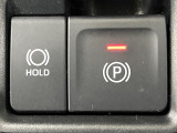 【電動パーキングブレーキ】パーキングブレーキは便利な電動式!ボタン一つで操作でき、アクセルを踏めば自動で解除されます♪レバーやペダルが無いので運転席廻りもすっきりしますね♪