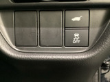 VSA装備車です。VSAはドライバーの操作と車の動きを見守っています。もし車の挙動が乱れたとき、4輪別々にブレーキをかけたり、エンジンパワーをしぼることによって車を安定させます。