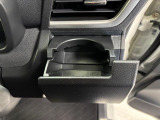 【運転席ドリンクホルダー】