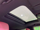 【サンルーフ】開放感たっぷりの希少装備、サンルーフが装着されています!車内に明かりを取り入れたり景色を楽しむ以外にも、車内の空気も簡単に換気できて快適です!