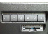 重たいバックドアもスイッチを押すだけで閉めることができます。リモコンや車内のスイッチからも操作できます。