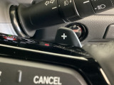 ステアリングホイール・後ろの減速セレクターは、左右に取り付けられた2つのパドルスイッチで減速の強さを調整。 左側の「-」を操作すると減速を強く、右側の「+」を操作すると減速を弱くすることができます。