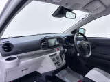 ダイハツのお店では、ダイハツ車を知り尽くしたプロフェッショナルが、専用の診断機器を使って各システムを点検しております。